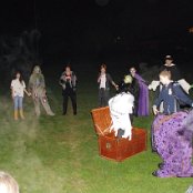 Spook Anna verdwijnt in de kist....